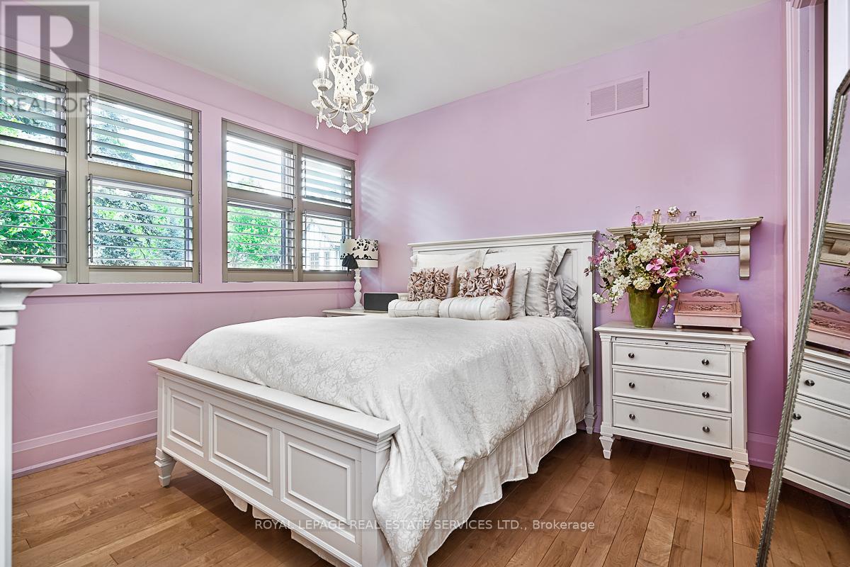 












177 LOVERS LANE

,
Hamilton,




Ontario
L9G1G9


