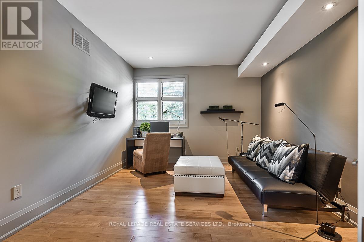 












177 LOVERS LANE

,
Hamilton,




Ontario
L9G1G9

