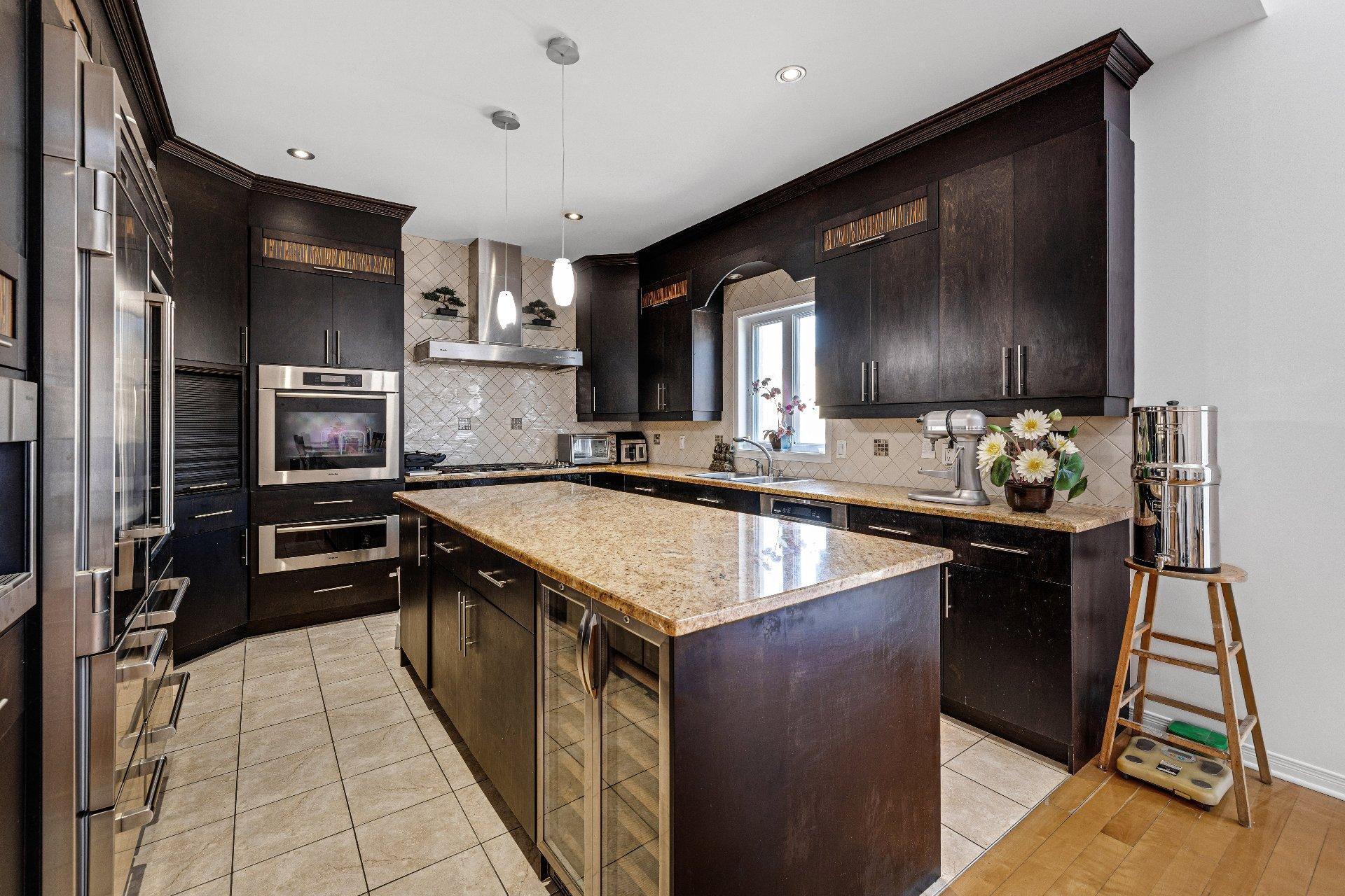 









7420


Rue Laffite

,
Brossard,




QC
J4Y0B9

