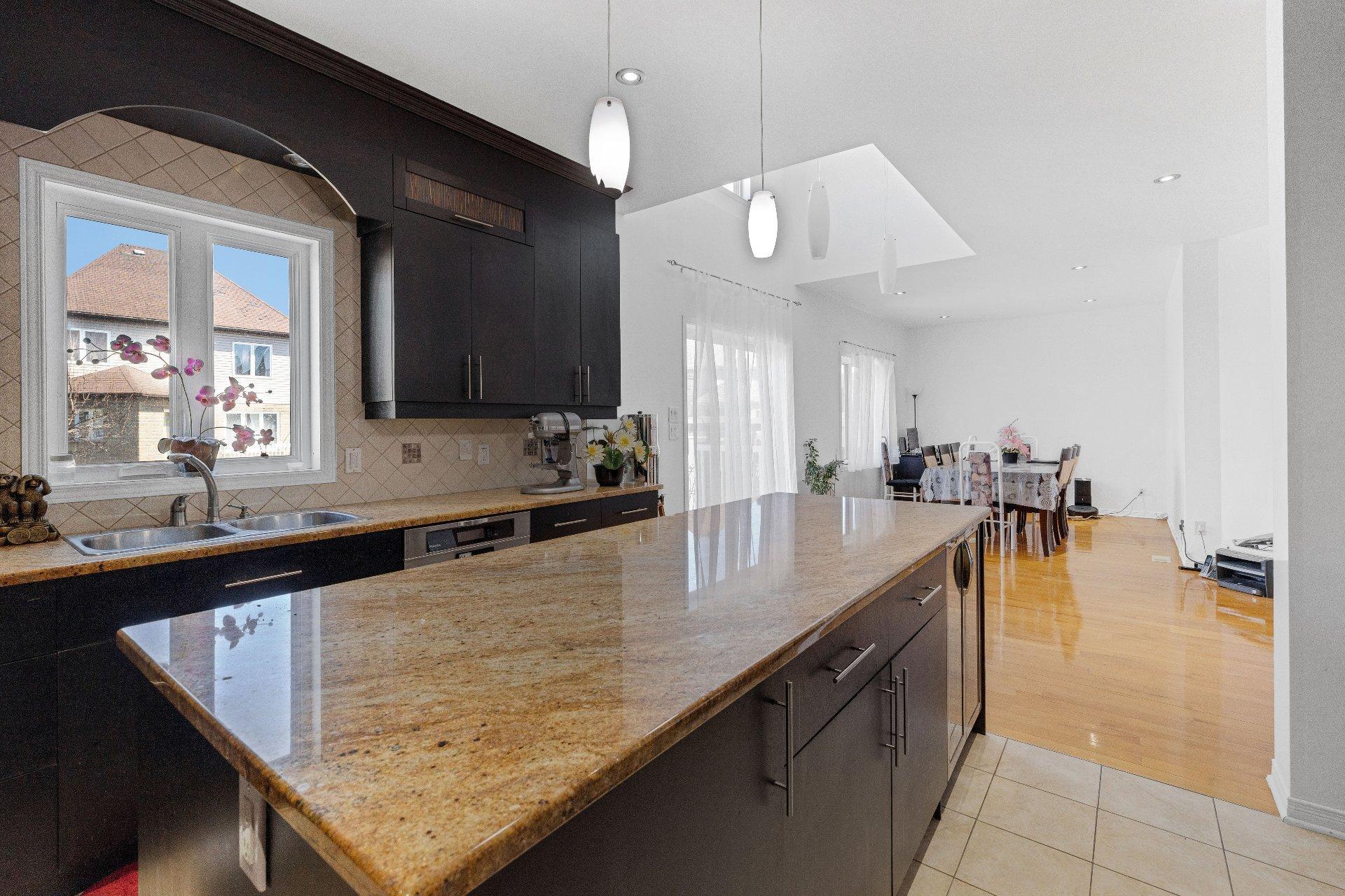 









7420


Rue Laffite

,
Brossard,




QC
J4Y0B9

