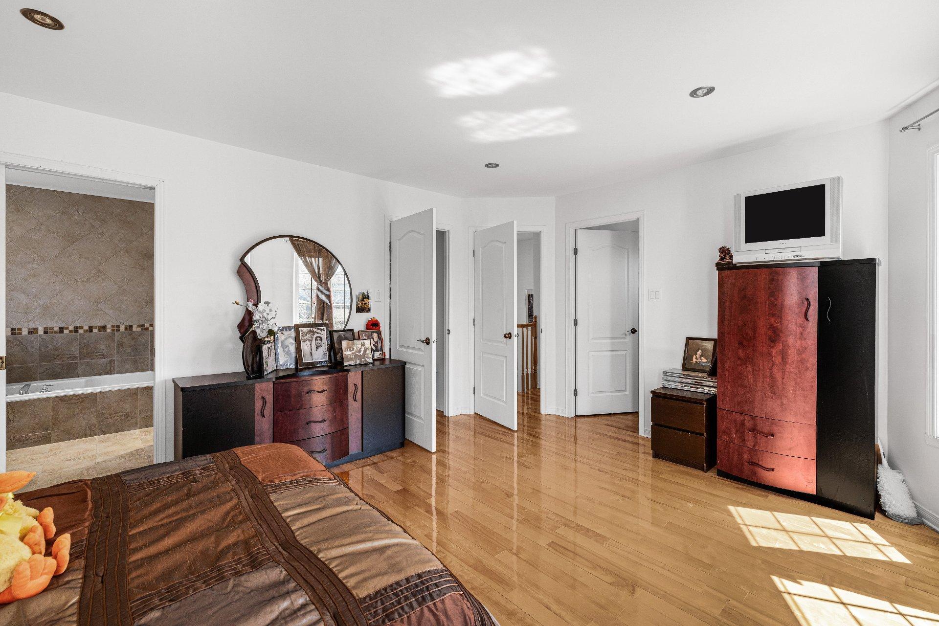 









7420


Rue Laffite

,
Brossard,




QC
J4Y0B9

