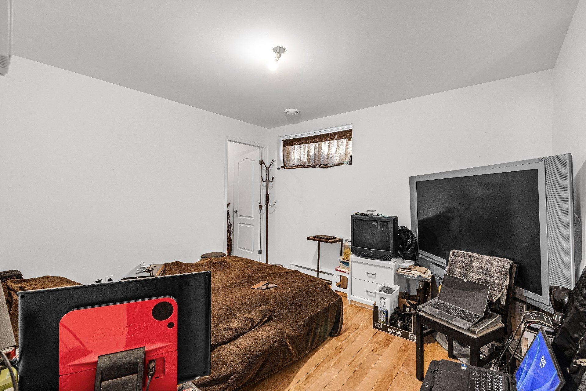 









7420


Rue Laffite

,
Brossard,




QC
J4Y0B9

