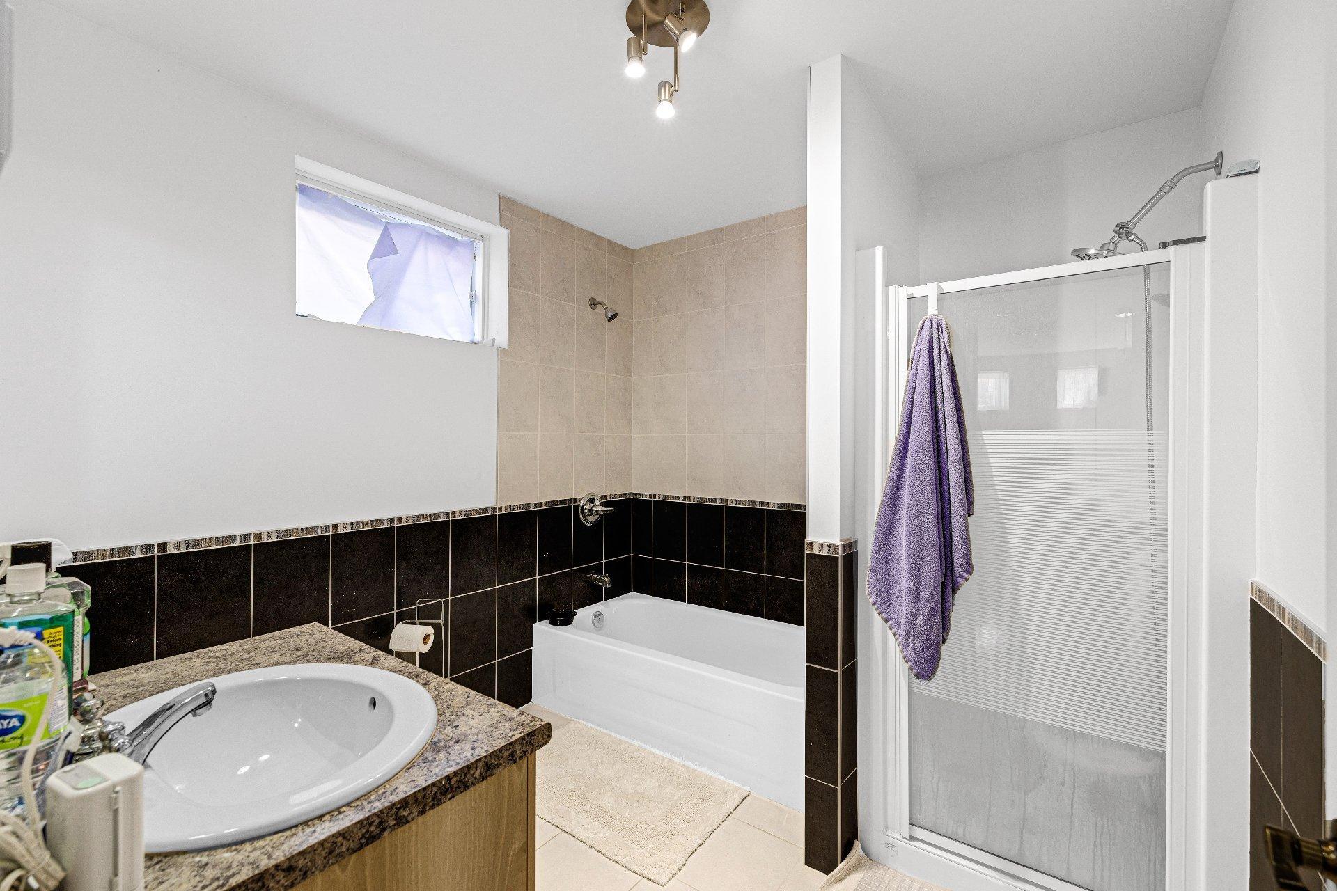 









7420


Rue Laffite

,
Brossard,




QC
J4Y0B9

