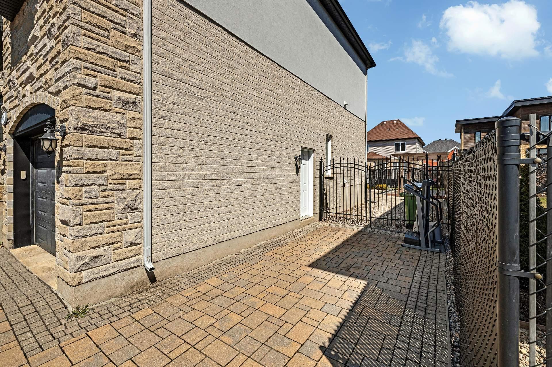 









7420


Rue Laffite

,
Brossard,




QC
J4Y0B9

