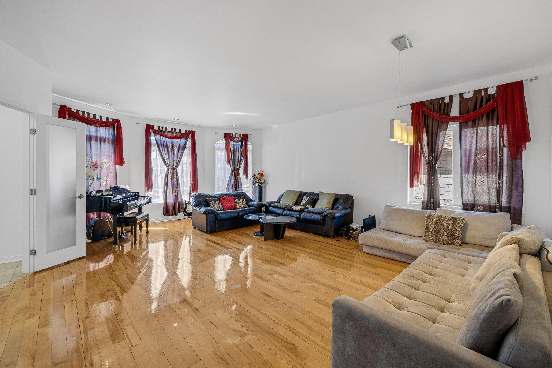 









7420


Rue Laffite

,
Brossard,




QC
J4Y0B9

