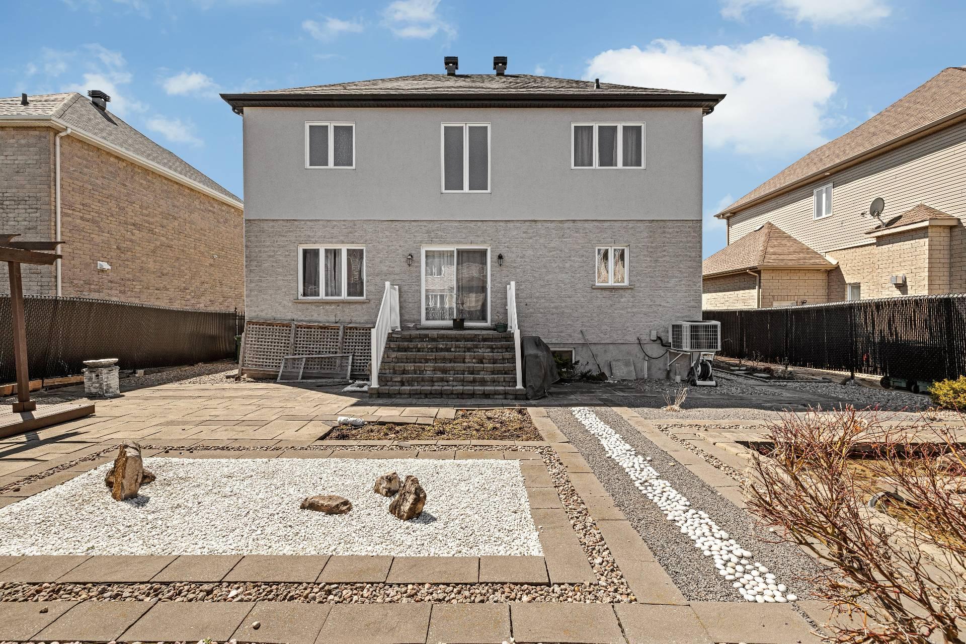 









7420


Rue Laffite

,
Brossard,




QC
J4Y0B9

