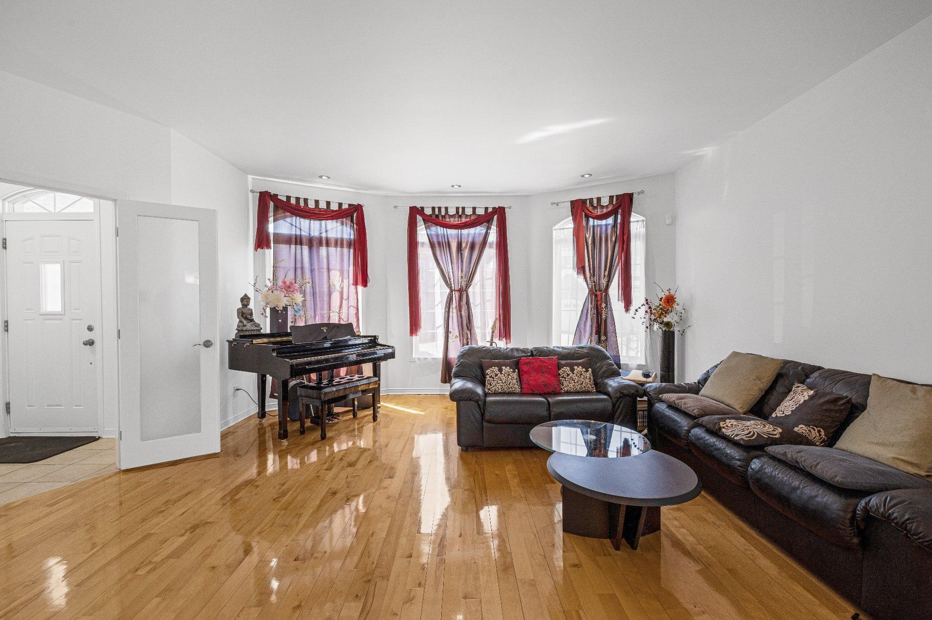 









7420


Rue Laffite

,
Brossard,




QC
J4Y0B9

