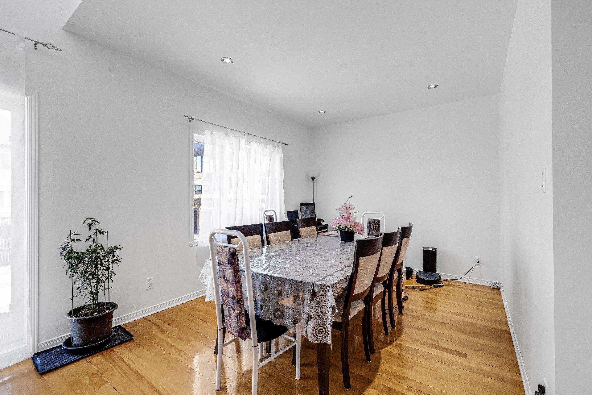 









7420


Rue Laffite

,
Brossard,




QC
J4Y0B9

