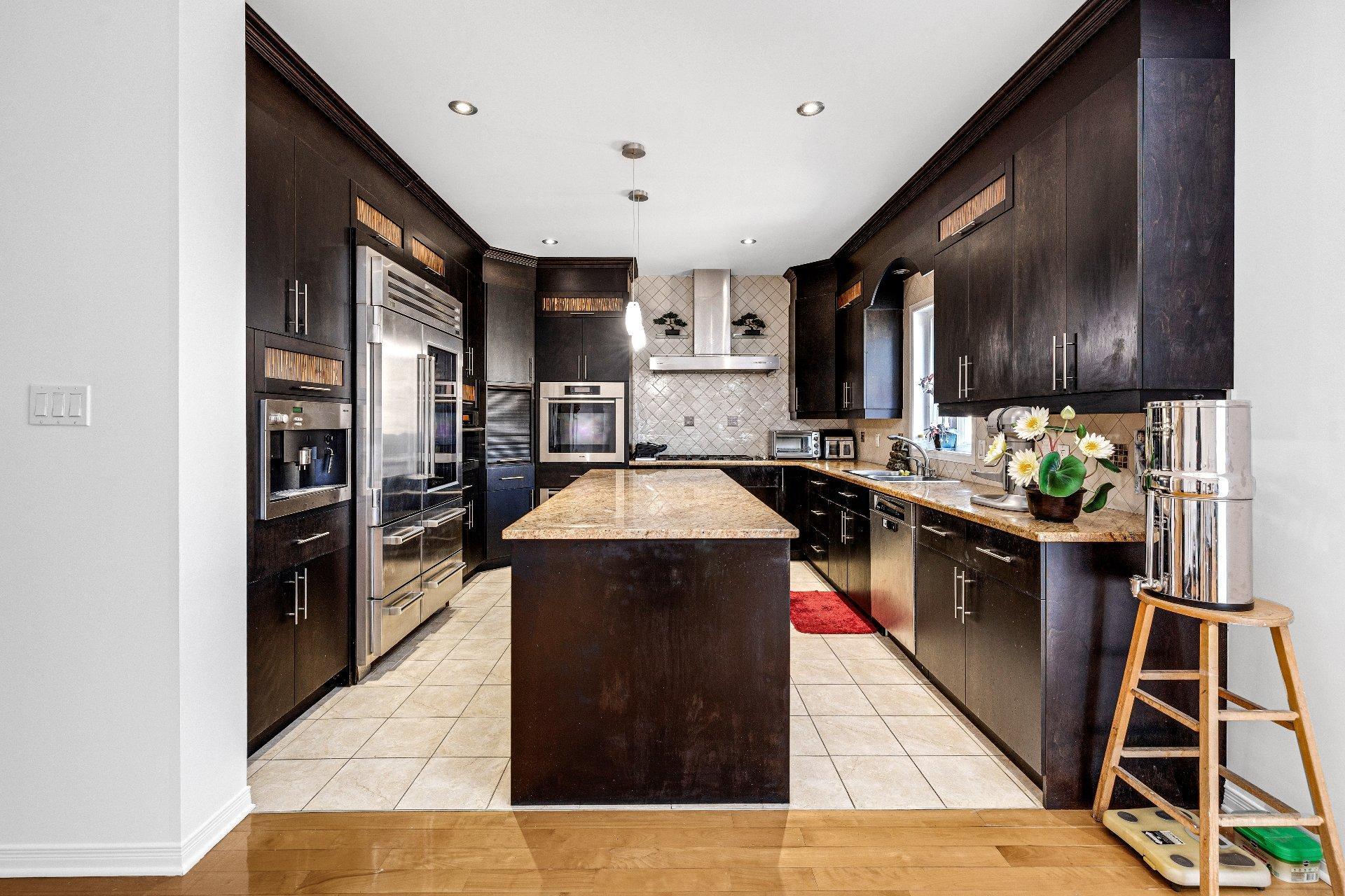 









7420


Rue Laffite

,
Brossard,




QC
J4Y0B9

