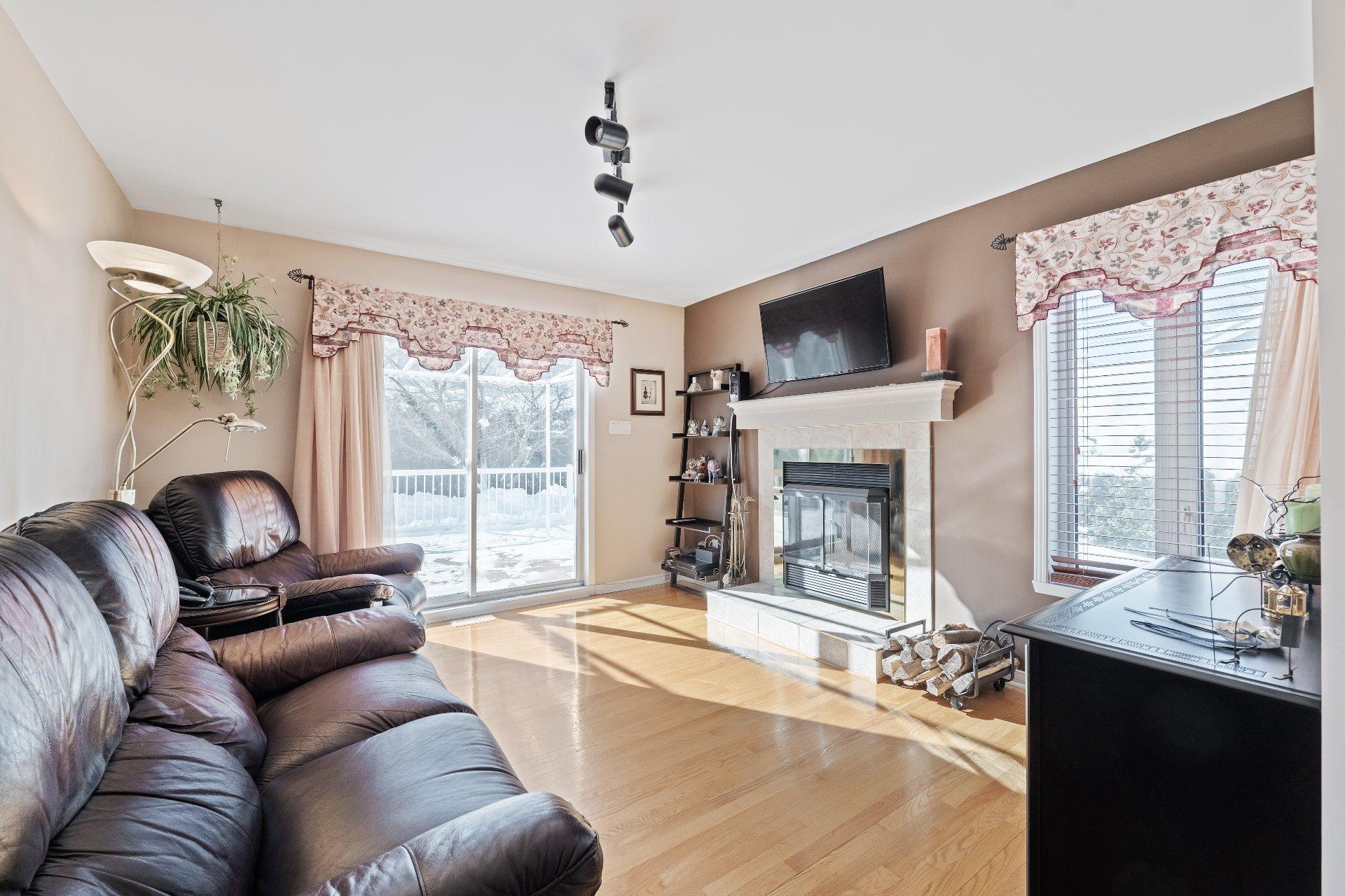 









325


Rue Gouin

,
Saint-Bruno-de-Montarville,




QC
J3V6C8

