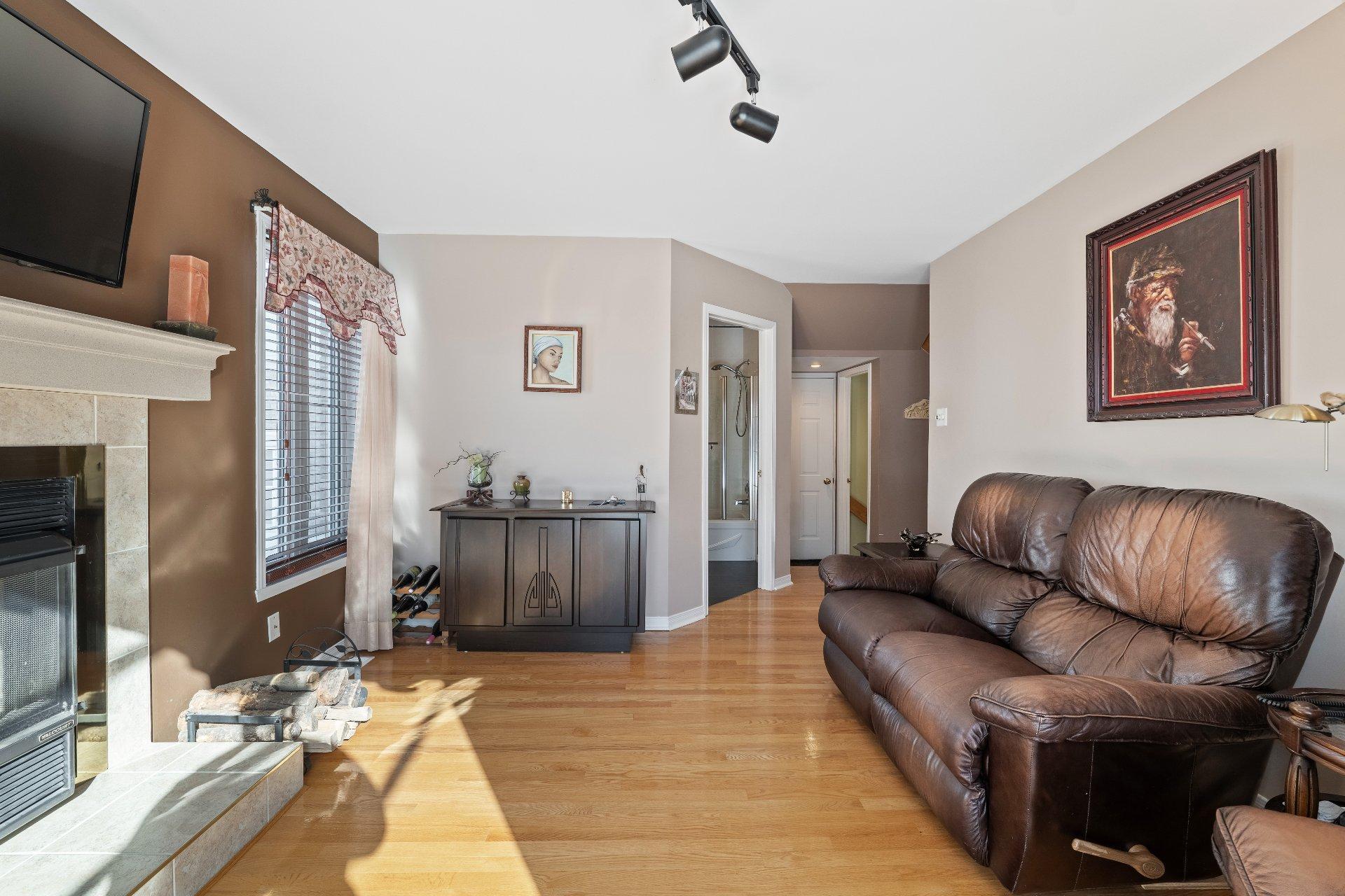 









325


Rue Gouin

,
Saint-Bruno-de-Montarville,




QC
J3V6C8

