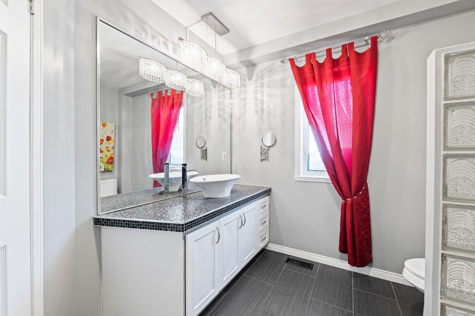 









325


Rue Gouin

,
Saint-Bruno-de-Montarville,




QC
J3V6C8

