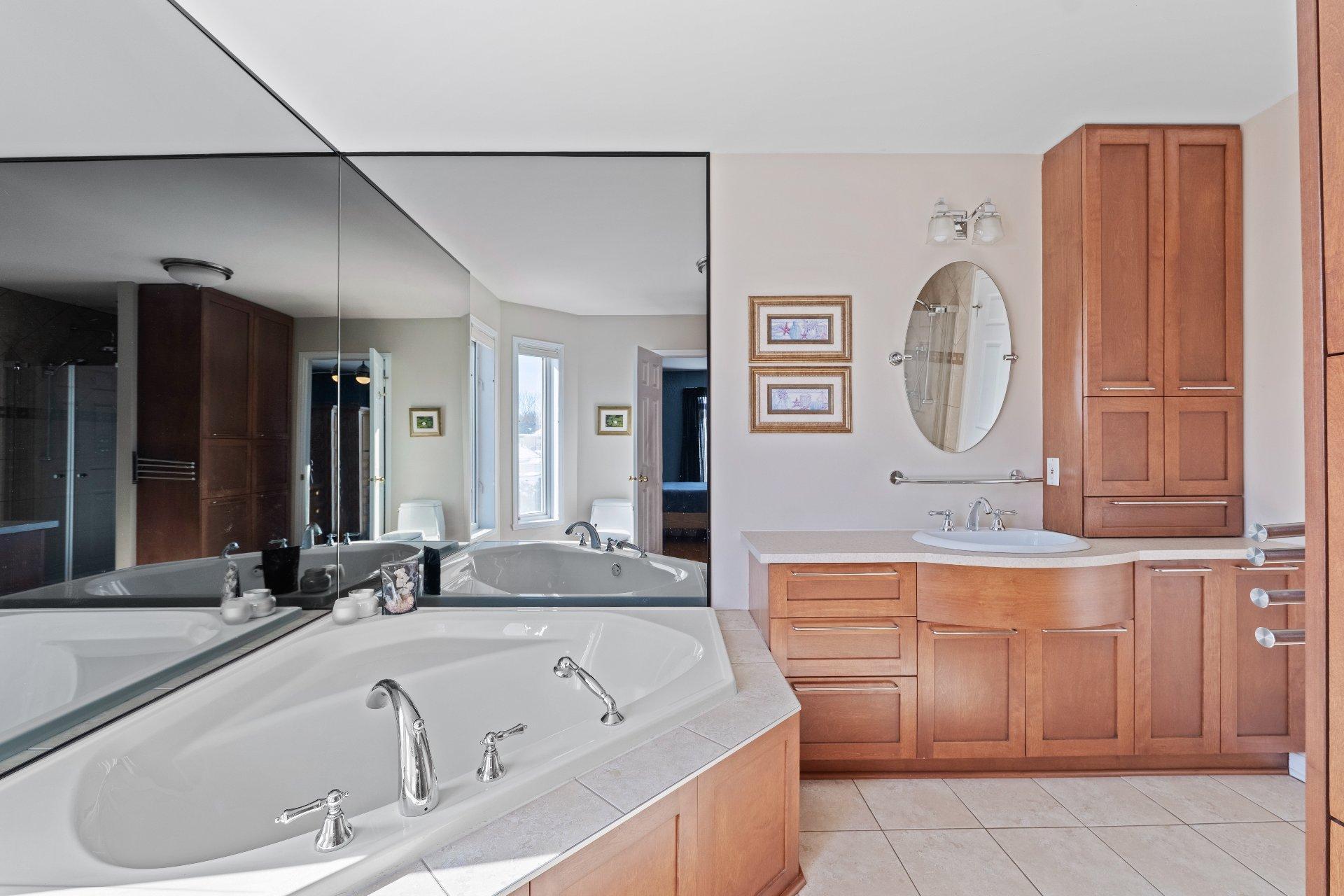









325


Rue Gouin

,
Saint-Bruno-de-Montarville,




QC
J3V6C8

