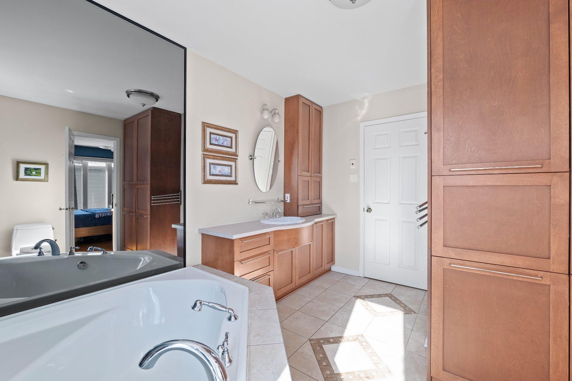 









325


Rue Gouin

,
Saint-Bruno-de-Montarville,




QC
J3V6C8


