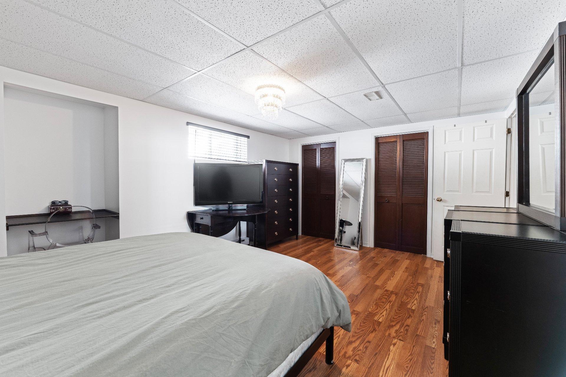 









325


Rue Gouin

,
Saint-Bruno-de-Montarville,




QC
J3V6C8

