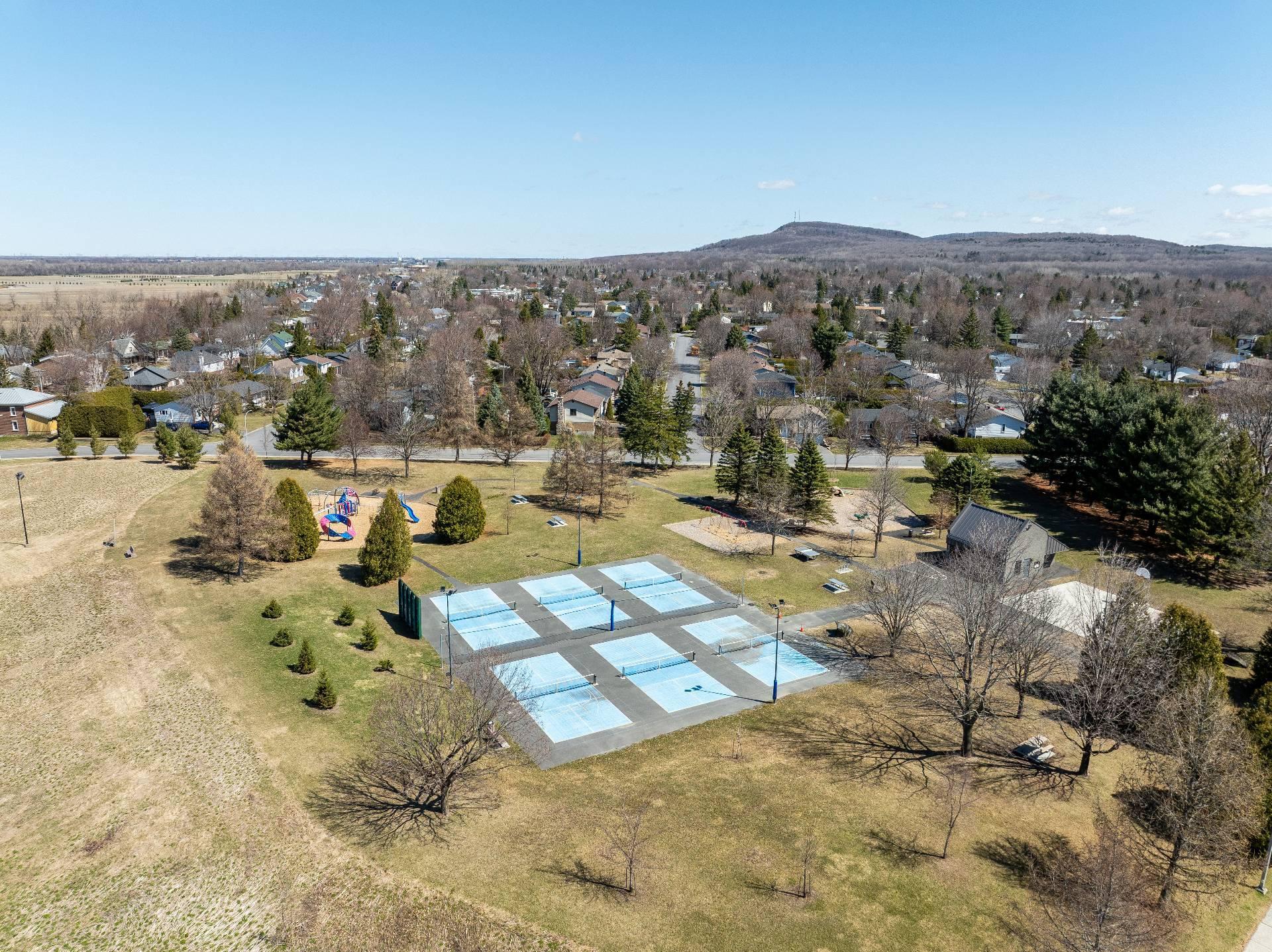 









325


Rue Gouin

,
Saint-Bruno-de-Montarville,




QC
J3V6C8

