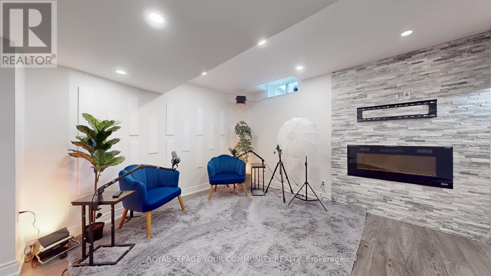 












100 GRAND OAK DRIVE

,
Richmond Hill,




Ontario
L4E4A6

