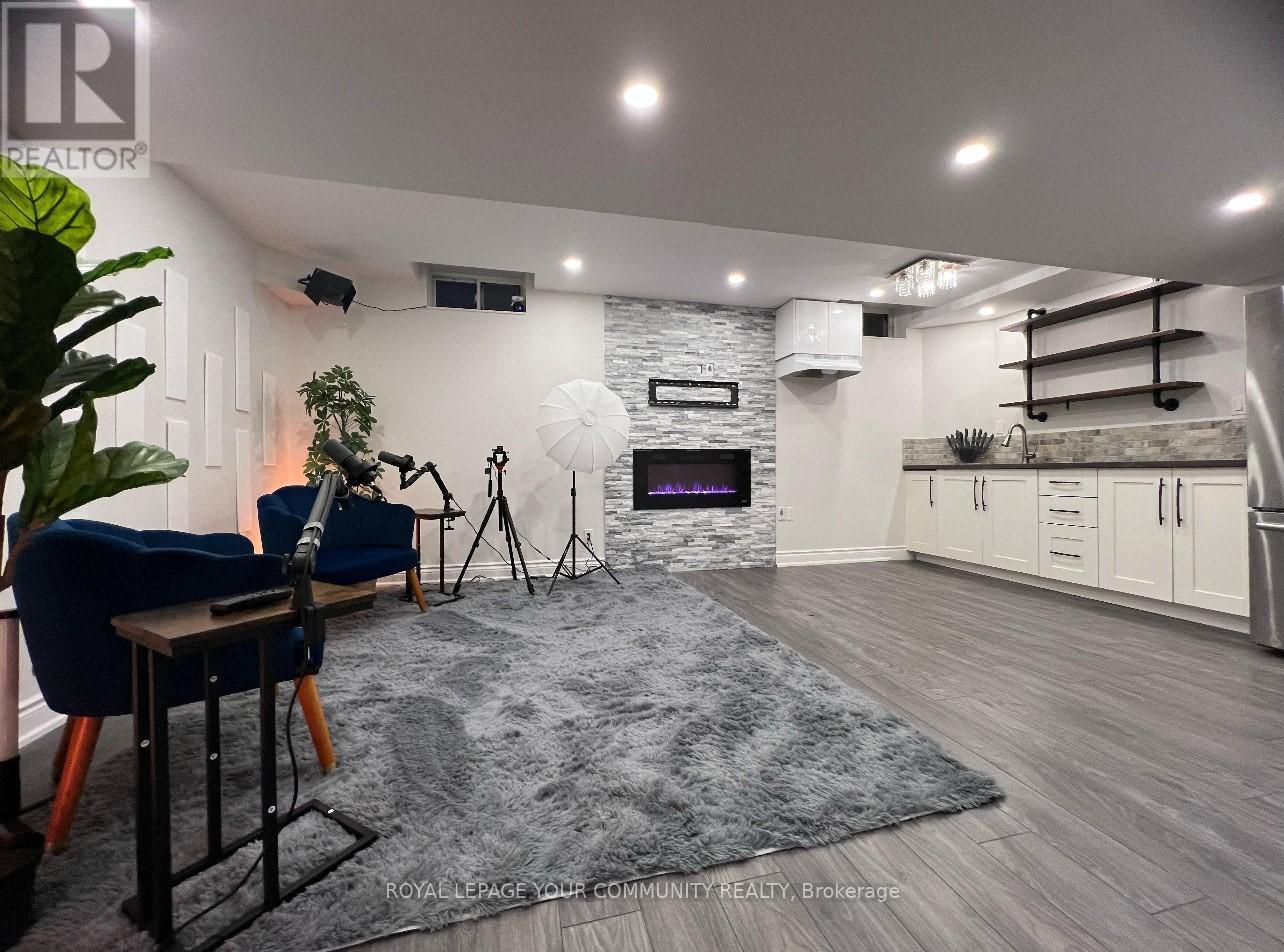 












100 GRAND OAK DRIVE

,
Richmond Hill,




Ontario
L4E4A6


