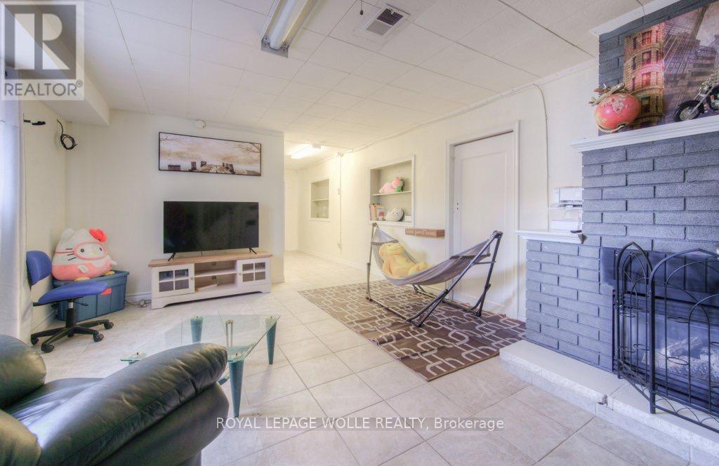 












230 HIGHLAND ROAD W

,
Kitchener,




Ontario
N2M3C2

