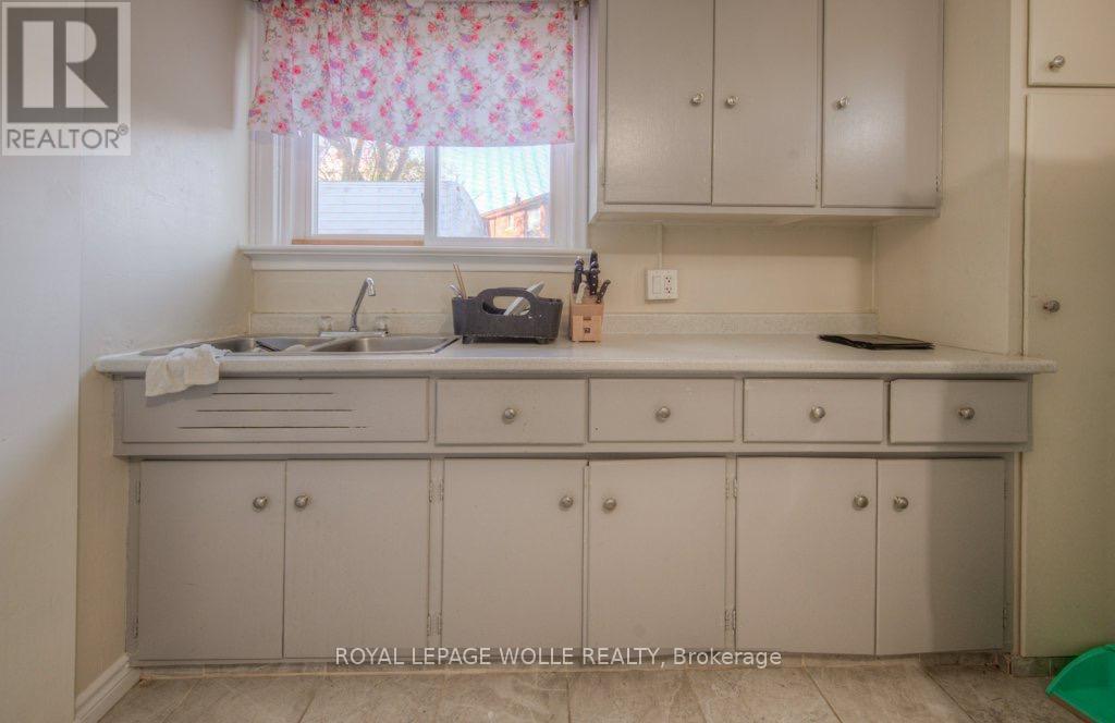 












230 HIGHLAND ROAD W

,
Kitchener,




Ontario
N2M3C2

