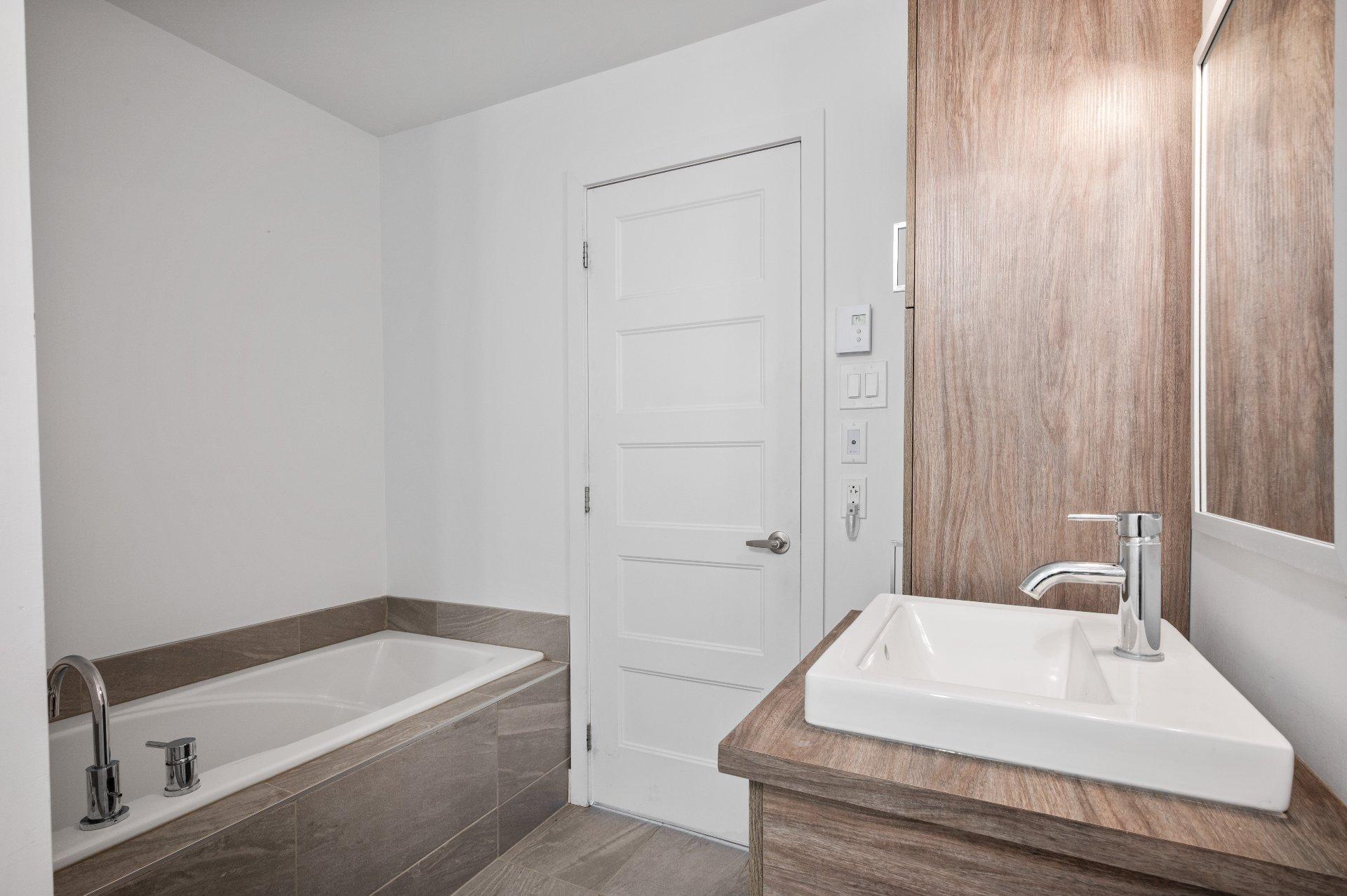 









535


Rue Séraphin-Bouc

,
Sainte-Anne-des-Plaines,




QC
J0N1H0


