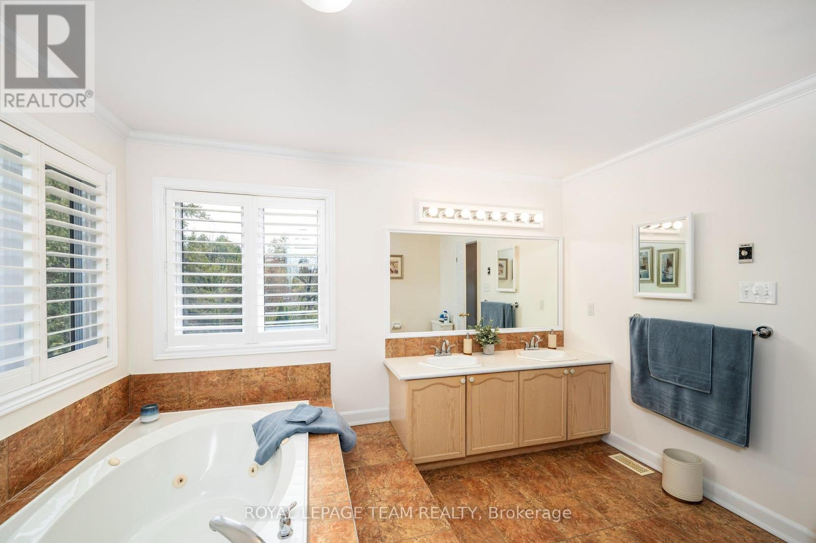 












5530 PETTAPIECE CRESCENT

,
Ottawa,




Ontario
K4M1C5

