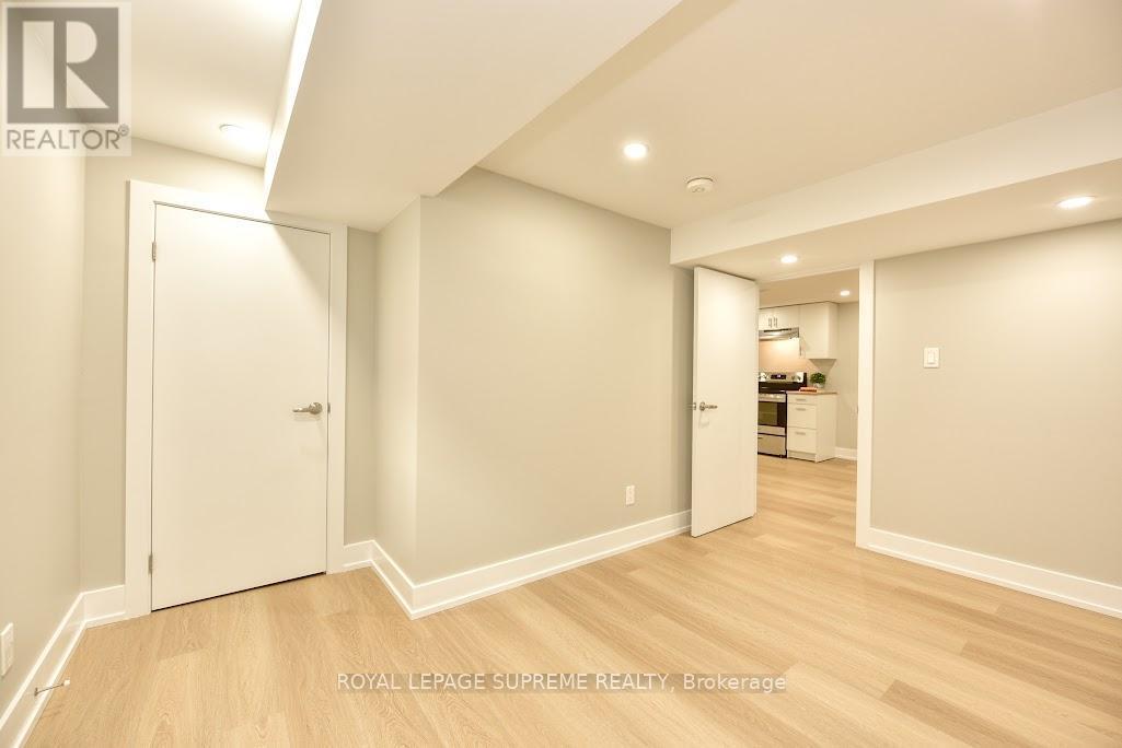 












33 WESTGLEN CRESCENT

,
Toronto,




Ontario
M9B4P9


