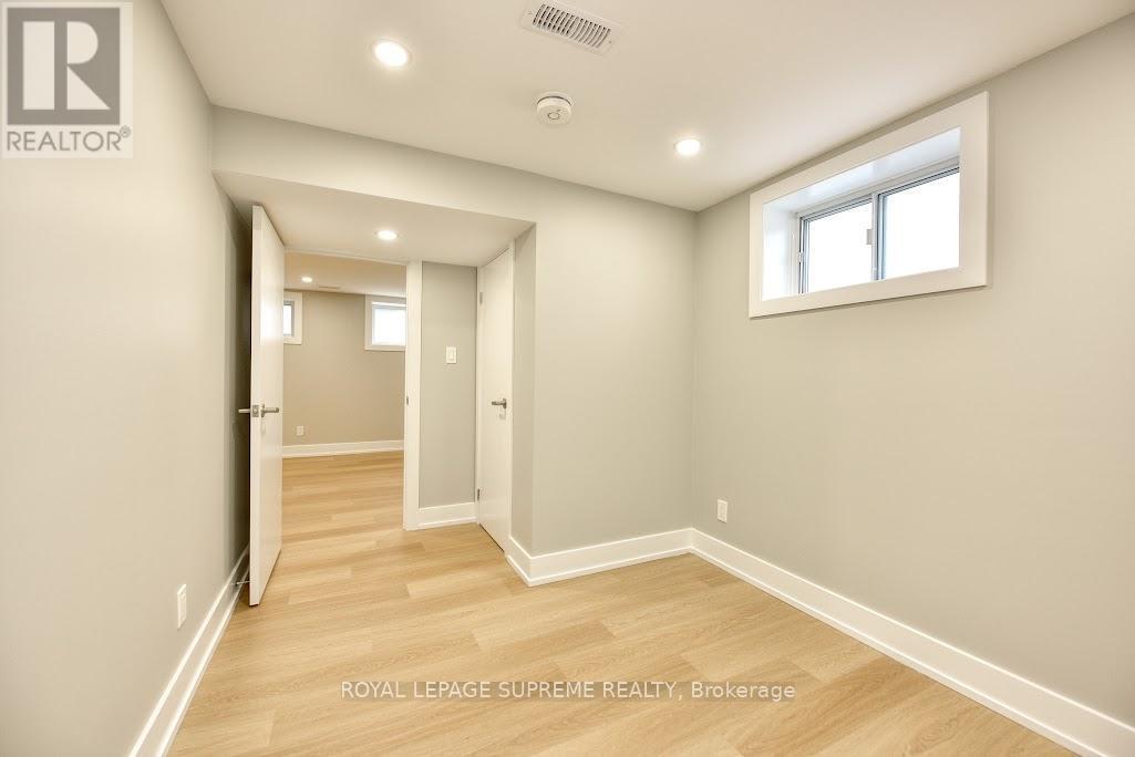 












33 WESTGLEN CRESCENT

,
Toronto,




Ontario
M9B4P9

