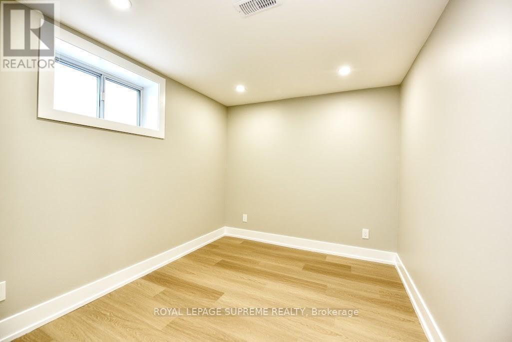 












33 WESTGLEN CRESCENT

,
Toronto,




Ontario
M9B4P9

