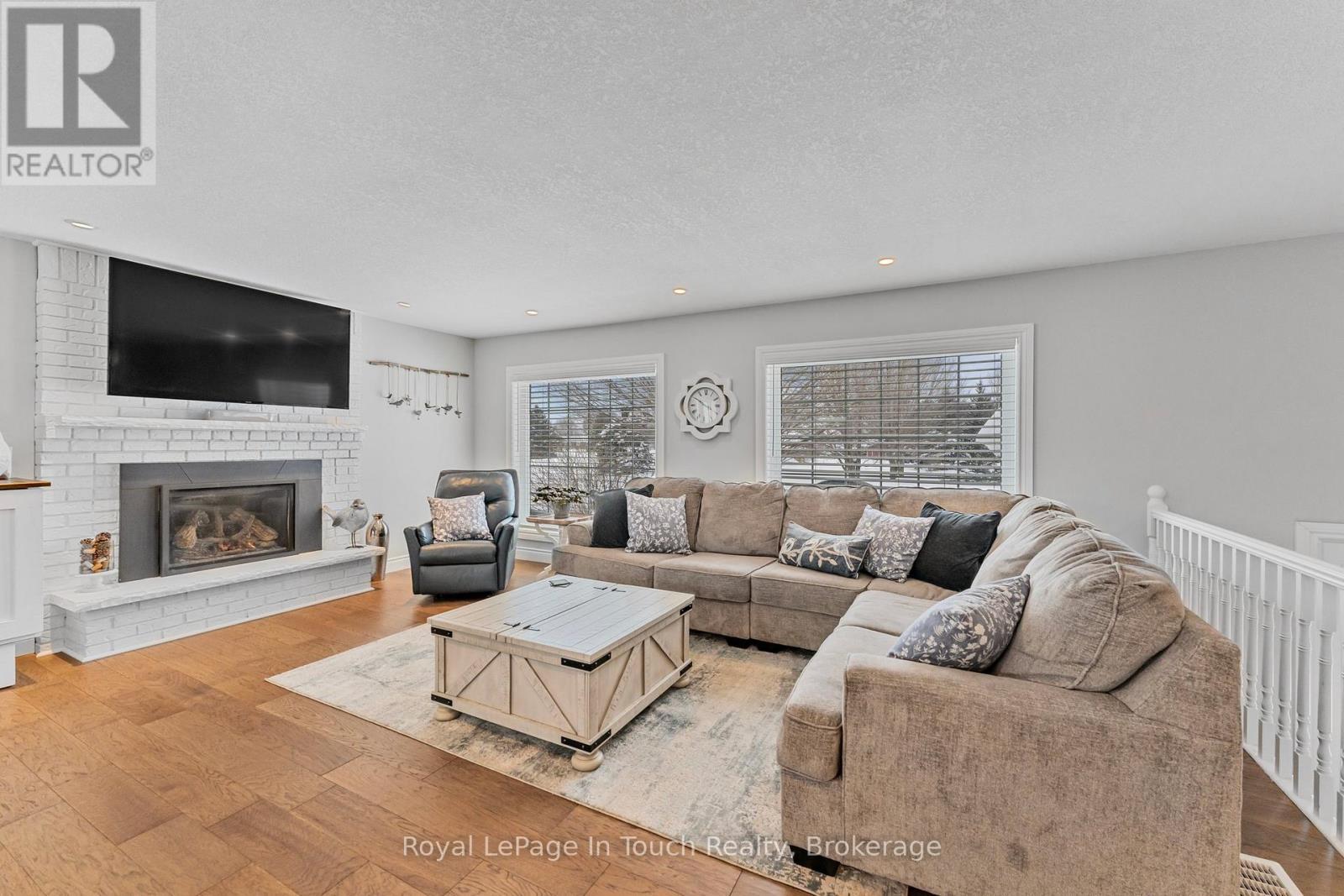 












5 ST PATRICKS WAY

,
Tiny (Perkinsfield),




Ontario
L0L2J0

