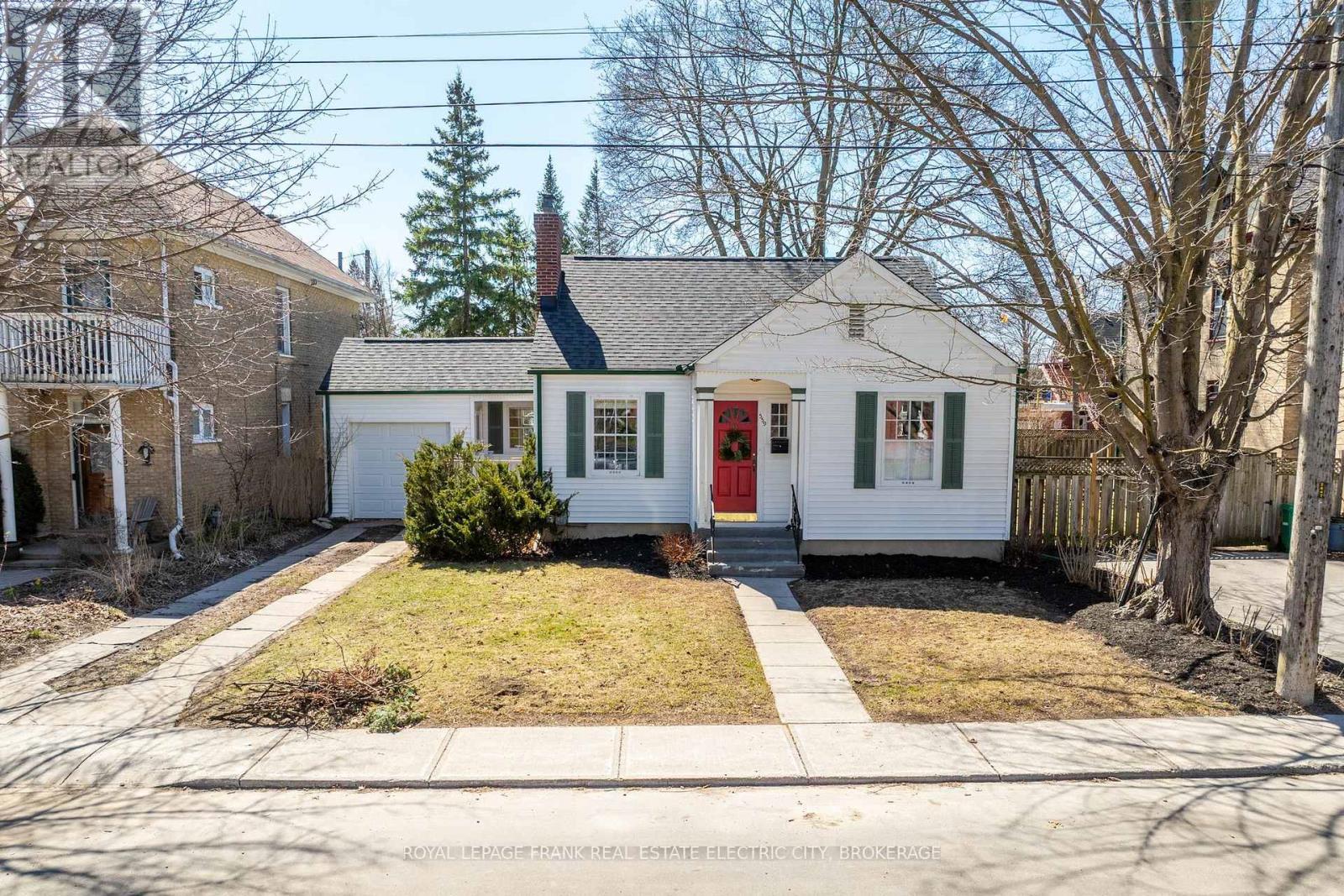 












559 GILMOUR STREET

,
Peterborough Central (Old West End),




Ontario
K9H2K3

