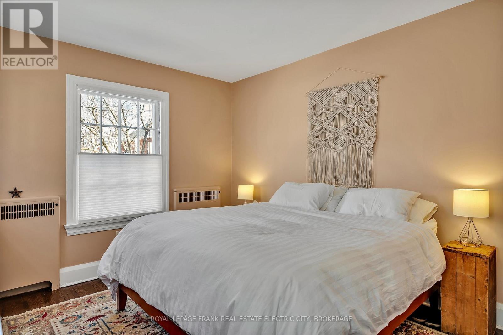 












559 GILMOUR STREET

,
Peterborough Central (Old West End),




Ontario
K9H2K3

