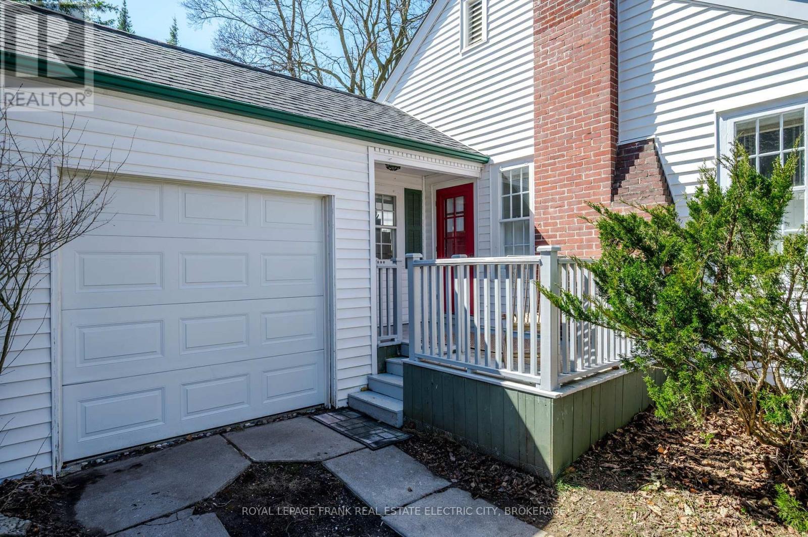












559 GILMOUR STREET

,
Peterborough Central (Old West End),




Ontario
K9H2K3

