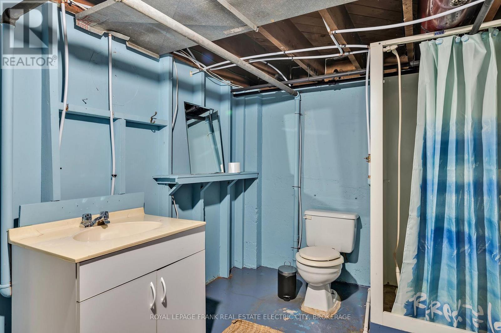 












559 GILMOUR STREET

,
Peterborough Central (Old West End),




Ontario
K9H2K3

