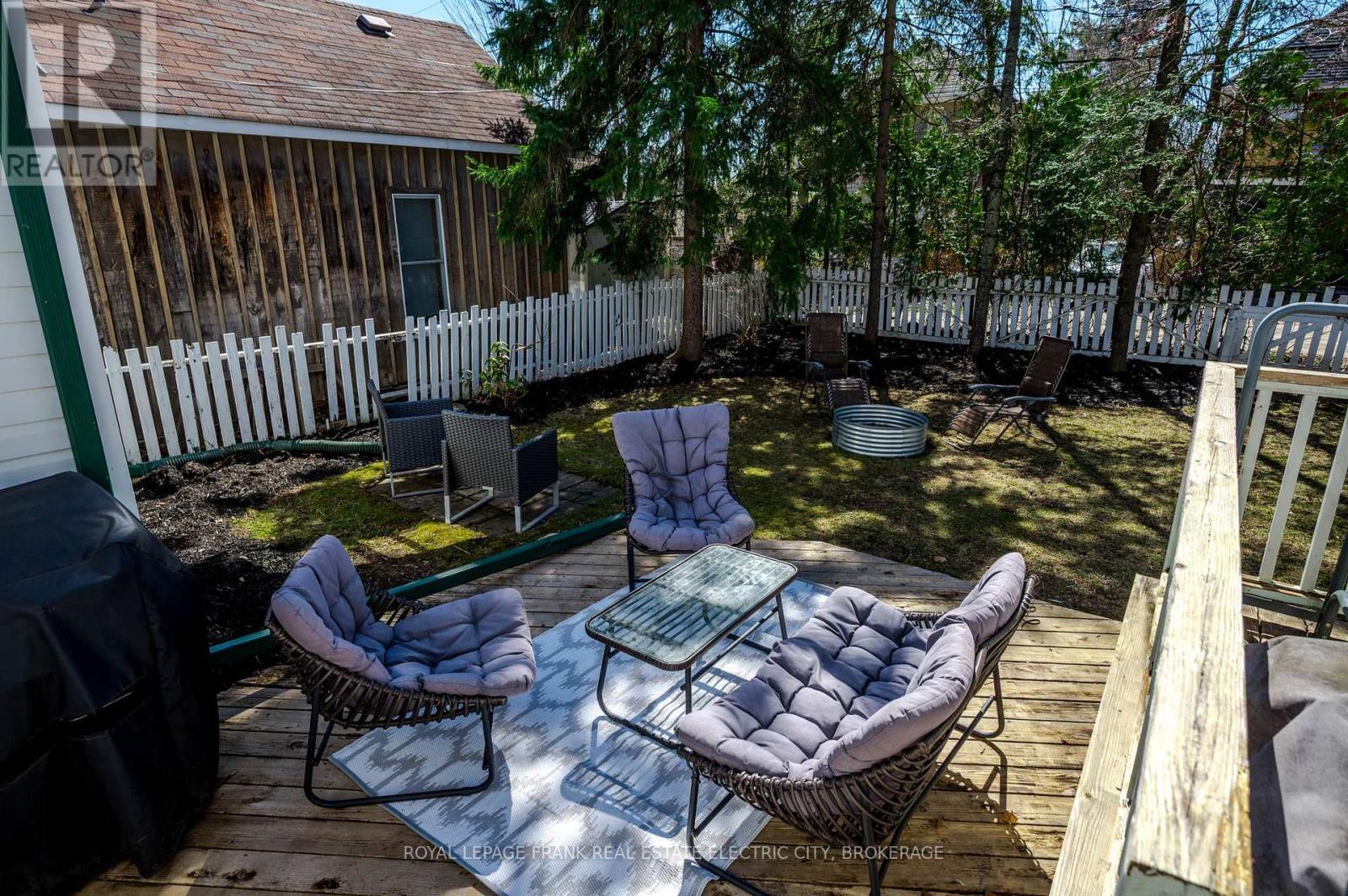 












559 GILMOUR STREET

,
Peterborough Central (Old West End),




Ontario
K9H2K3

