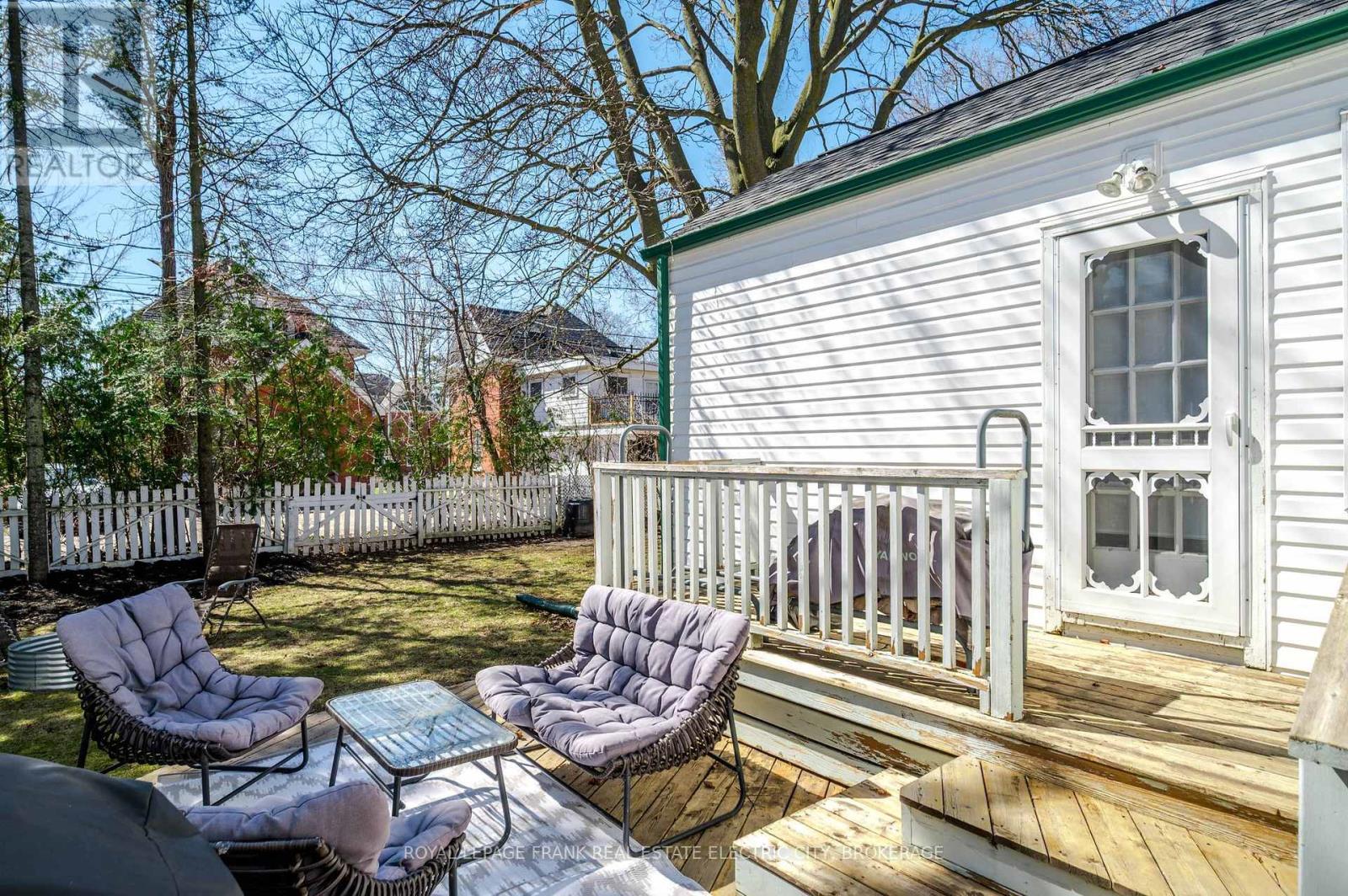












559 GILMOUR STREET

,
Peterborough Central (Old West End),




Ontario
K9H2K3

