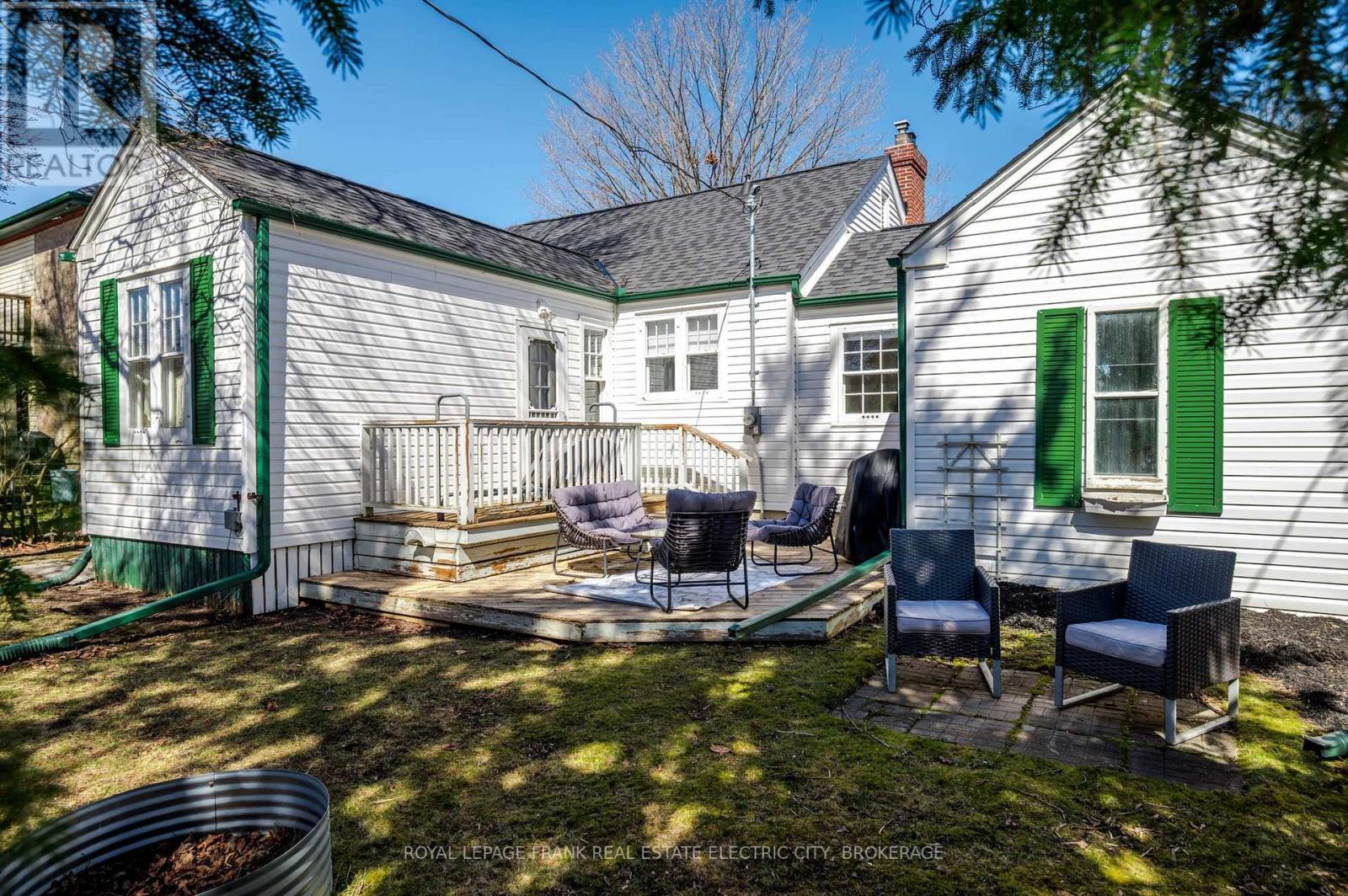 












559 GILMOUR STREET

,
Peterborough Central (Old West End),




Ontario
K9H2K3

