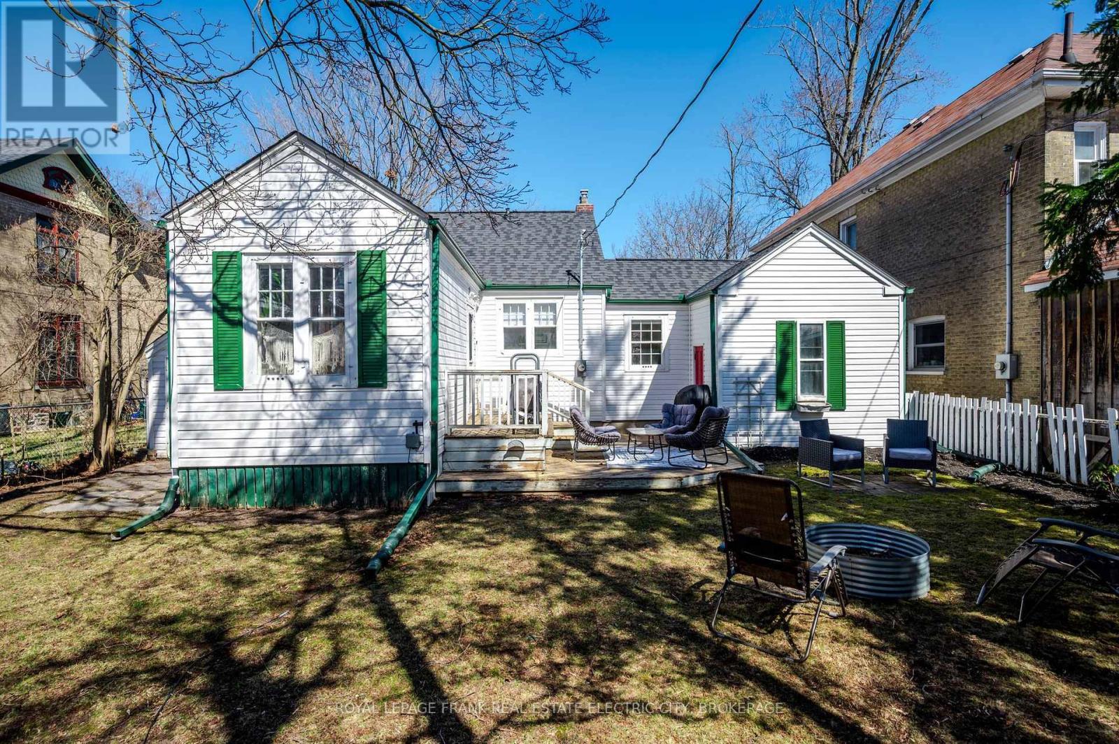 












559 GILMOUR STREET

,
Peterborough Central (Old West End),




Ontario
K9H2K3

