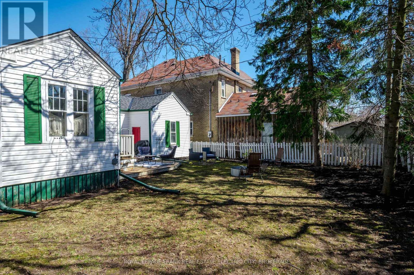 












559 GILMOUR STREET

,
Peterborough Central (Old West End),




Ontario
K9H2K3

