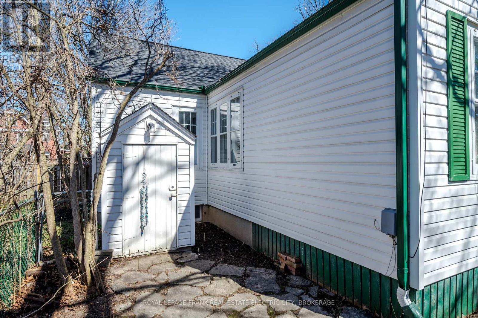 












559 GILMOUR STREET

,
Peterborough Central (Old West End),




Ontario
K9H2K3

