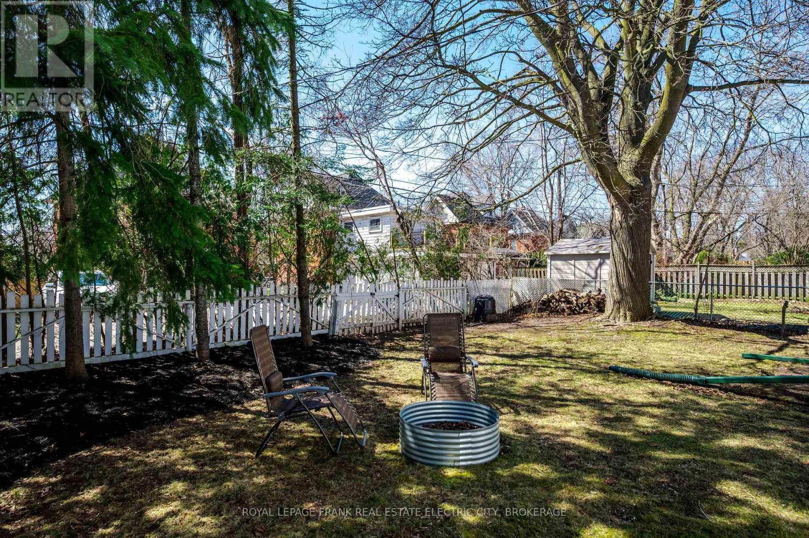 












559 GILMOUR STREET

,
Peterborough Central (Old West End),




Ontario
K9H2K3

