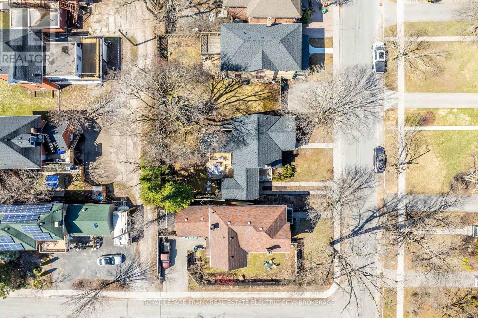 












559 GILMOUR STREET

,
Peterborough Central (Old West End),




Ontario
K9H2K3


