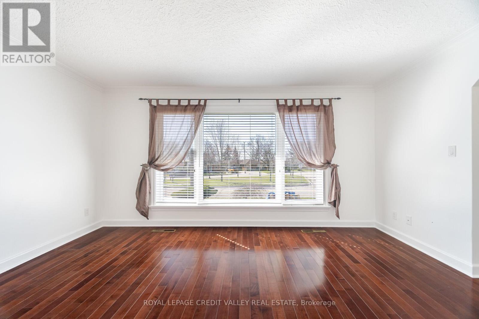 












2143 MOUNTAINSIDE DRIVE

,
Burlington,




Ontario
L7P1B3

