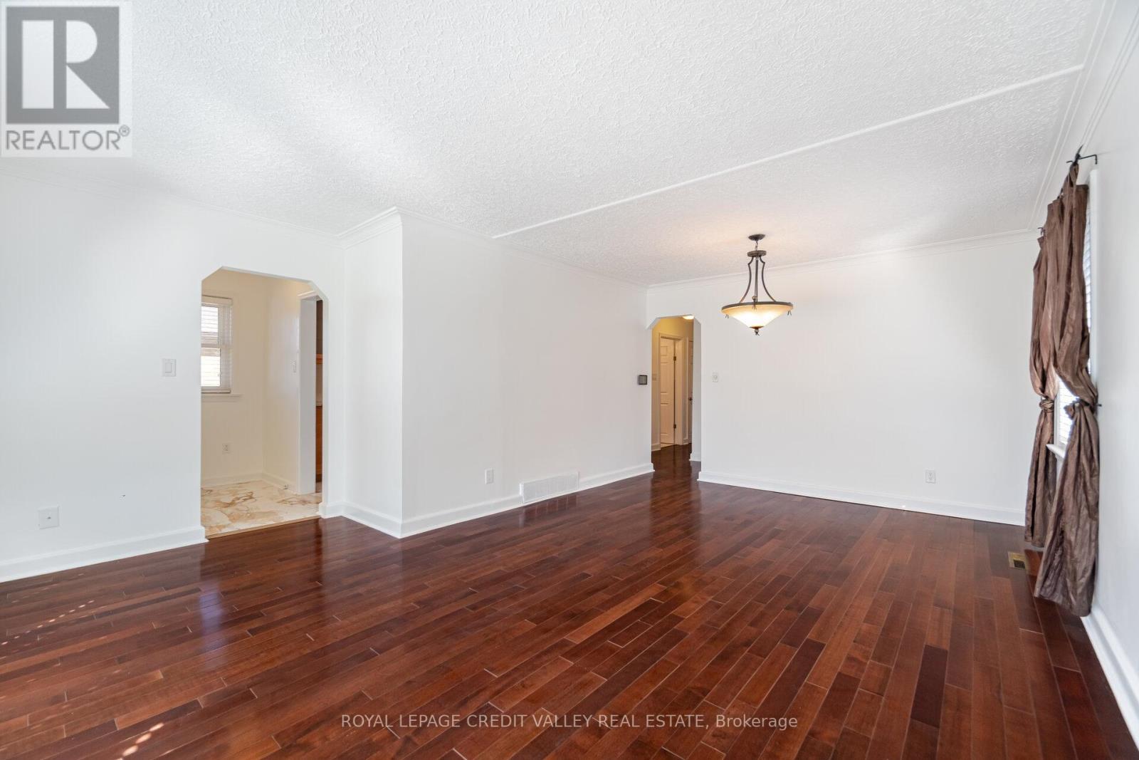 












2143 MOUNTAINSIDE DRIVE

,
Burlington,




Ontario
L7P1B3

