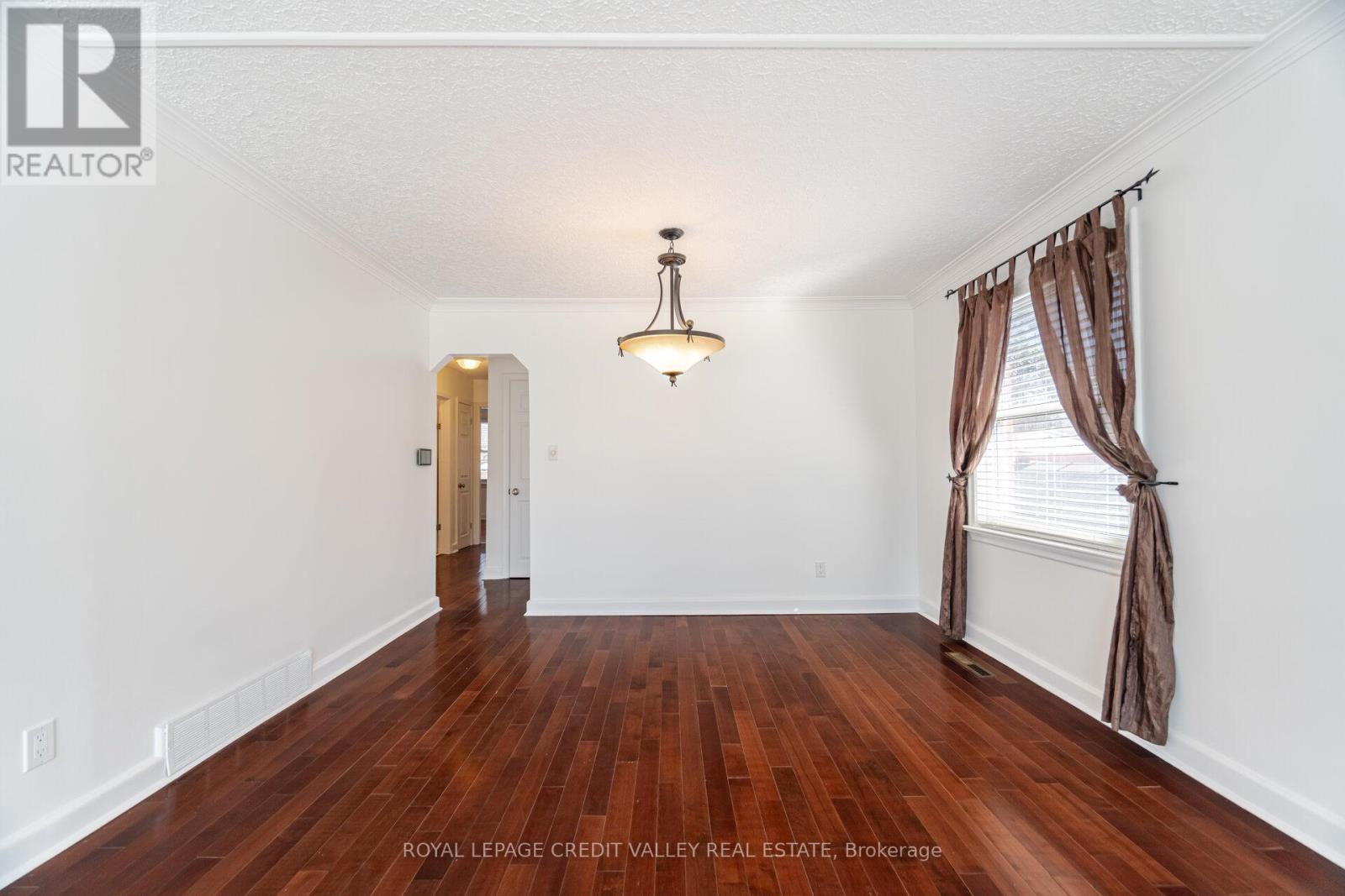 












2143 MOUNTAINSIDE DRIVE

,
Burlington,




Ontario
L7P1B3

