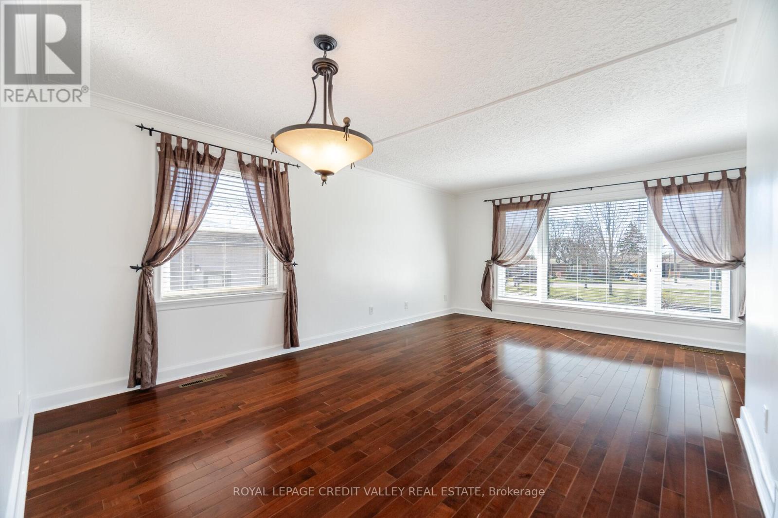 












2143 MOUNTAINSIDE DRIVE

,
Burlington,




Ontario
L7P1B3

