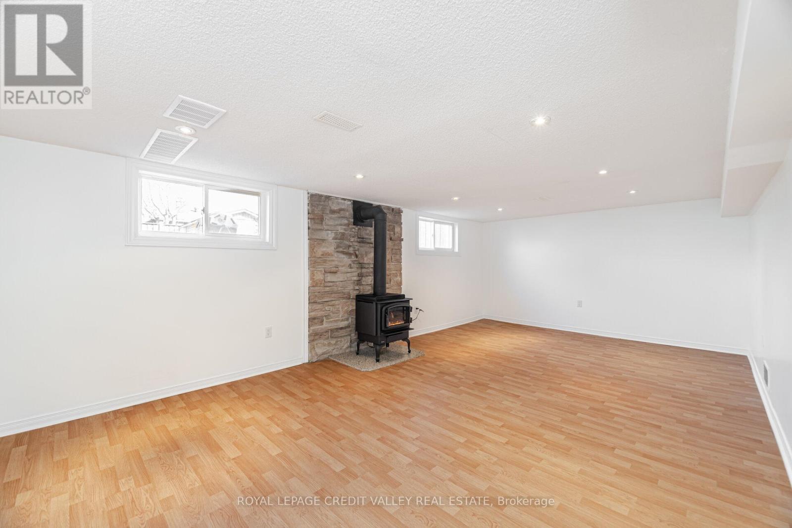 












2143 MOUNTAINSIDE DRIVE

,
Burlington,




Ontario
L7P1B3

