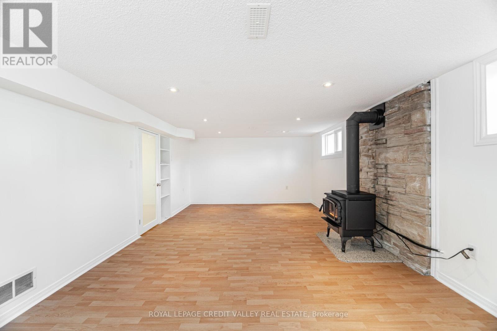 












2143 MOUNTAINSIDE DRIVE

,
Burlington,




Ontario
L7P1B3

