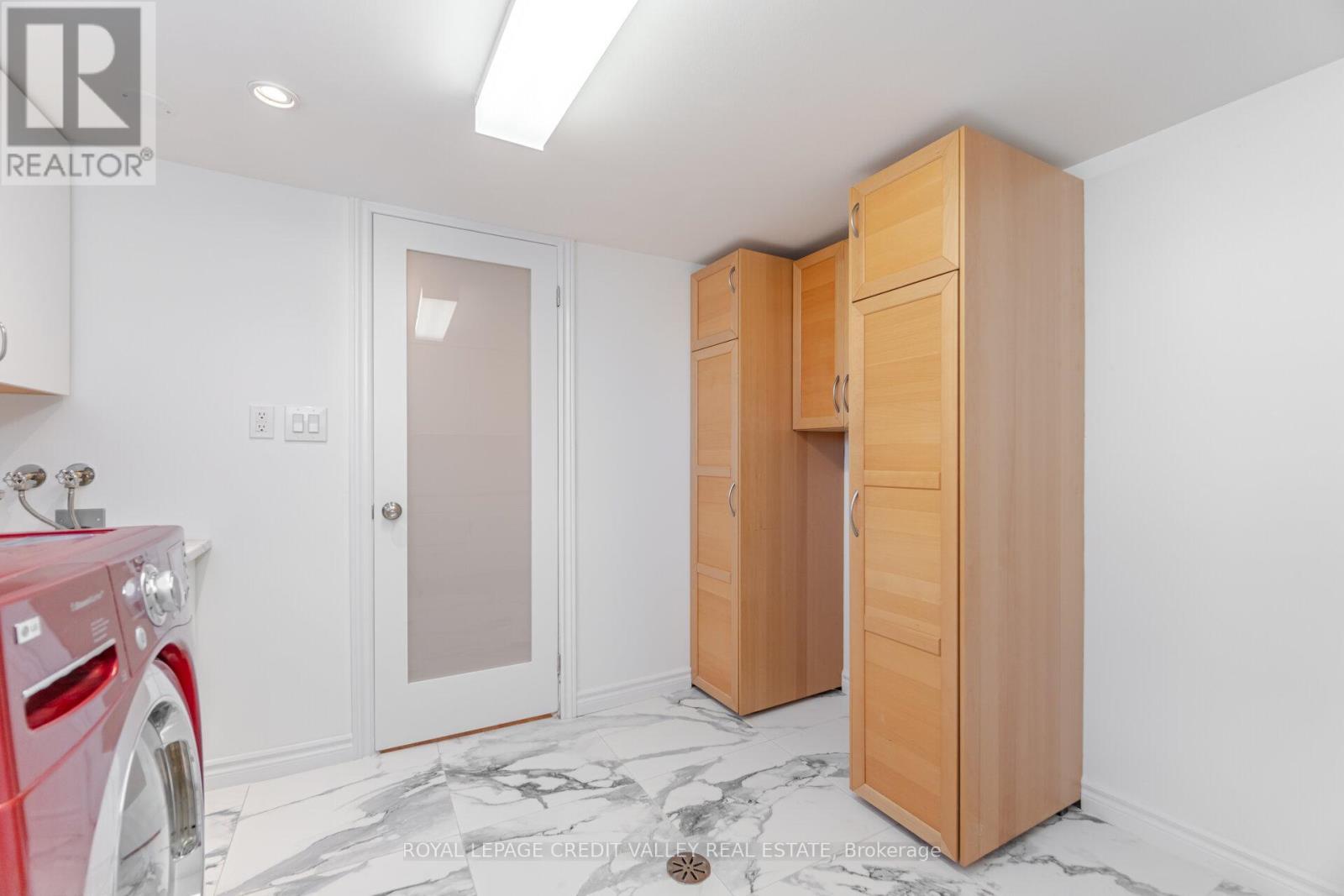 












2143 MOUNTAINSIDE DRIVE

,
Burlington,




Ontario
L7P1B3

