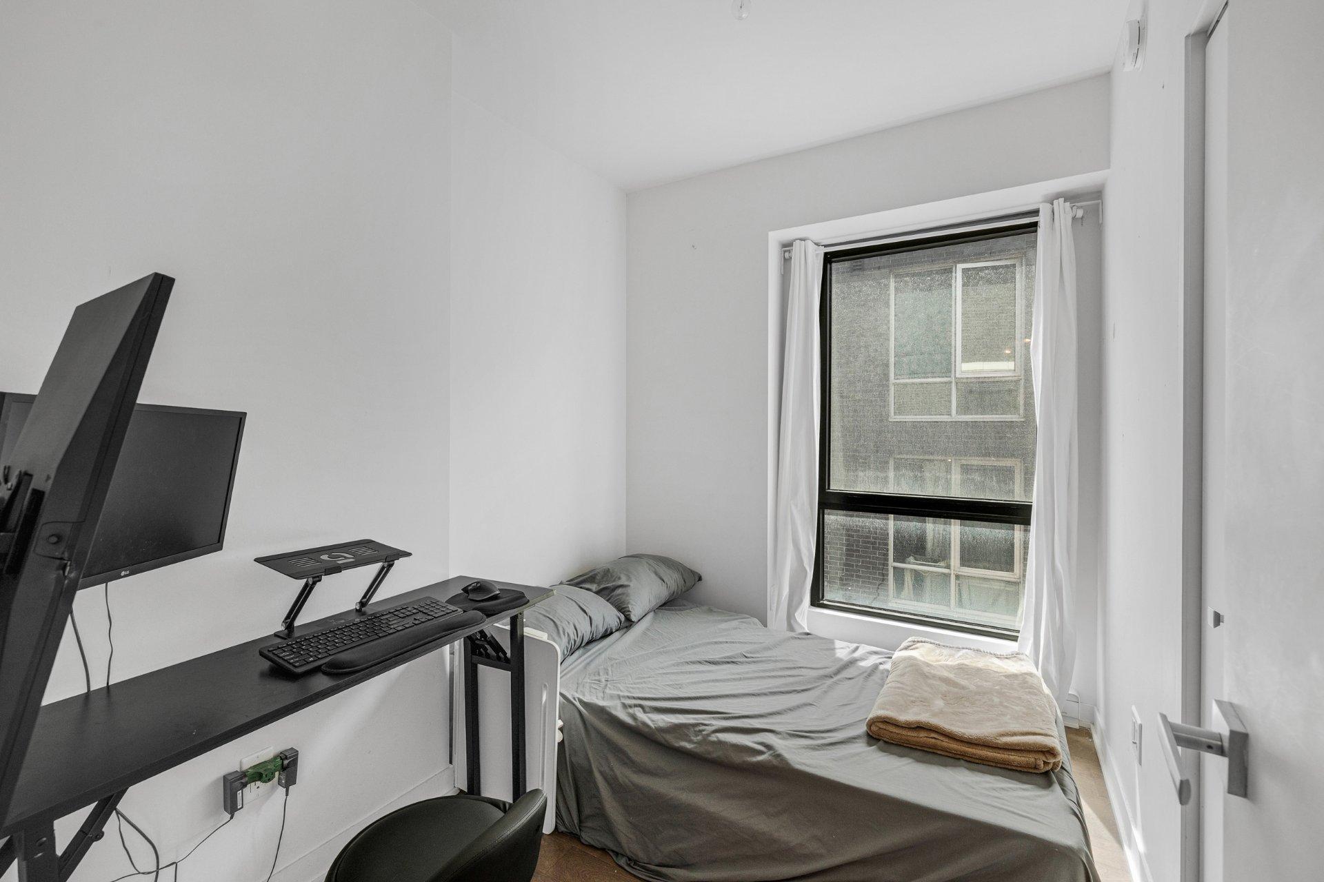 









1182


Rue Crescent

, 911,
Montréal (Ville-Marie),




QC
H3G0G6

